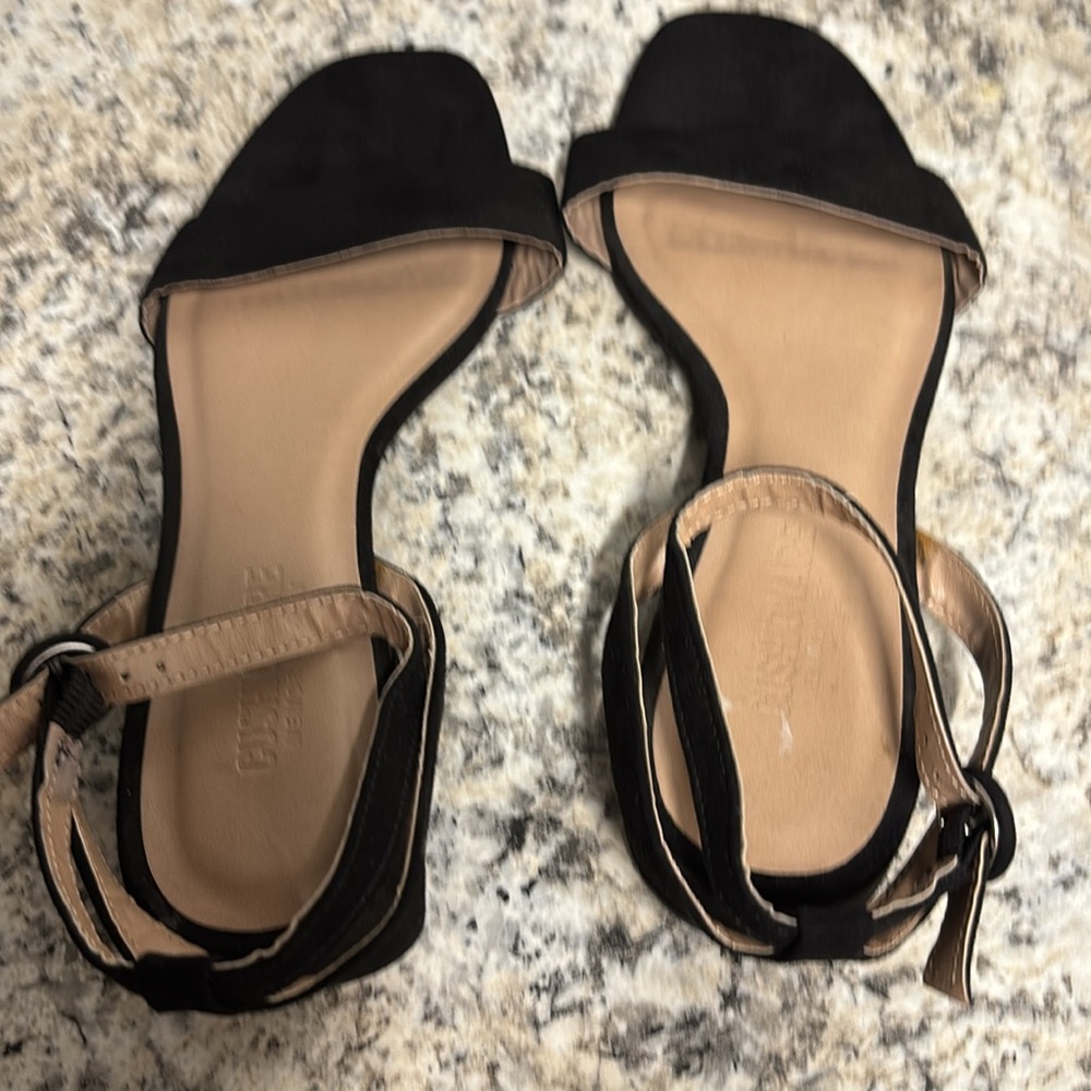 Cushionaire,Black Women's open toe, Sandals. Size 9.5 - Picture 2 of 7